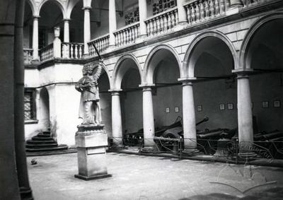 "Стовп ганьби" в Італійському подвір'ї Львівського історичного музею
