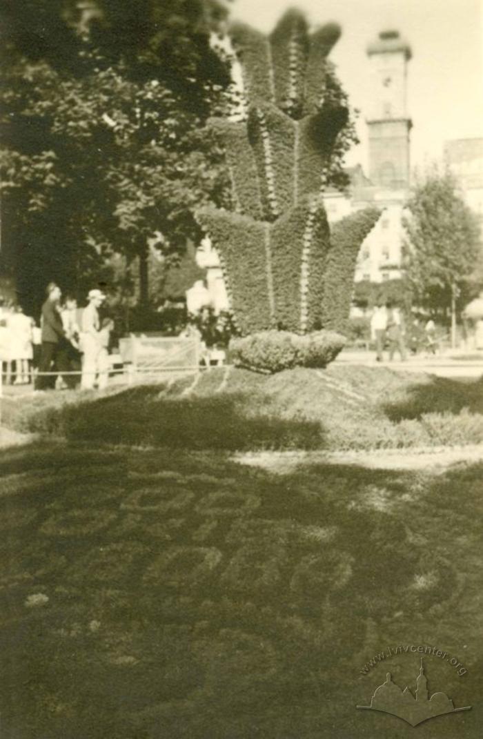 Flower arrangement in the Svoboda Avenue 2