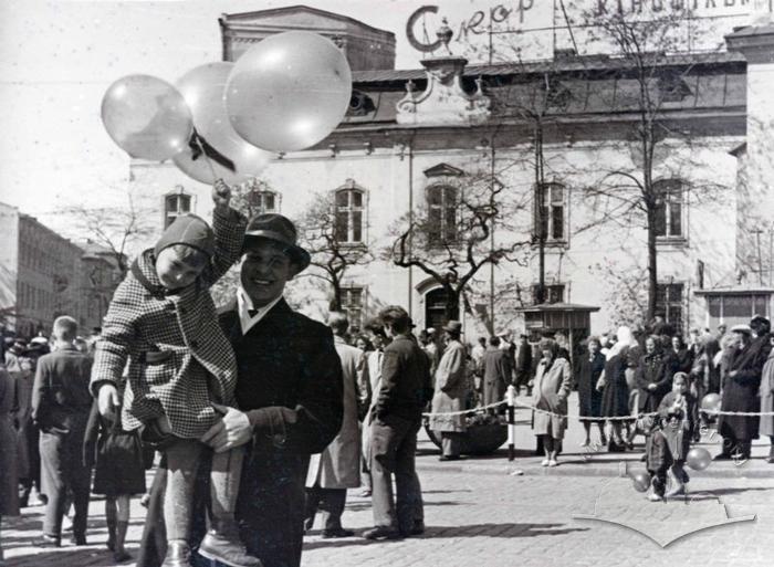 Збір учасників святкової демонстрації на вул. Городоцькій 2