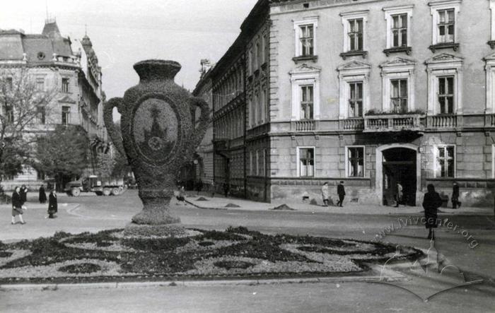 Декоративний квітник у вигляді вази з квітів навпроти вул. Січових Стрільців 2