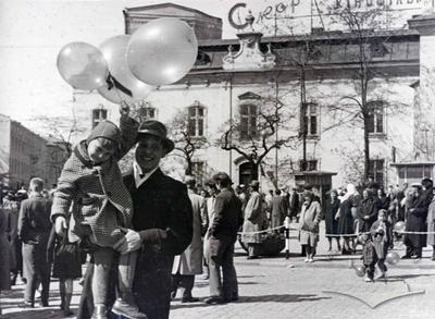 Збір учасників святкової демонстрації на вул. Городоцькій