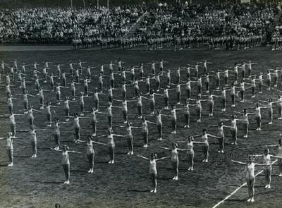 Масовий виступ гімнасток на стадіоні СКА з приводу ІІ Спартакіади народів СРСР