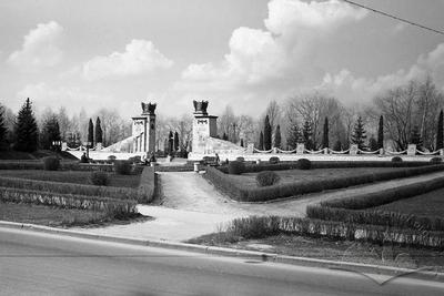 Public garden in front of the main entrance to the Hill of Glory