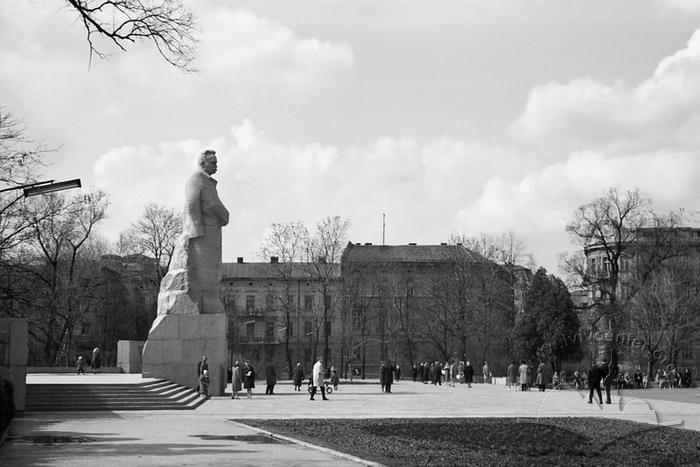 Monument to Ivan Franko at the bottom part of park named after Ivan Franko 2