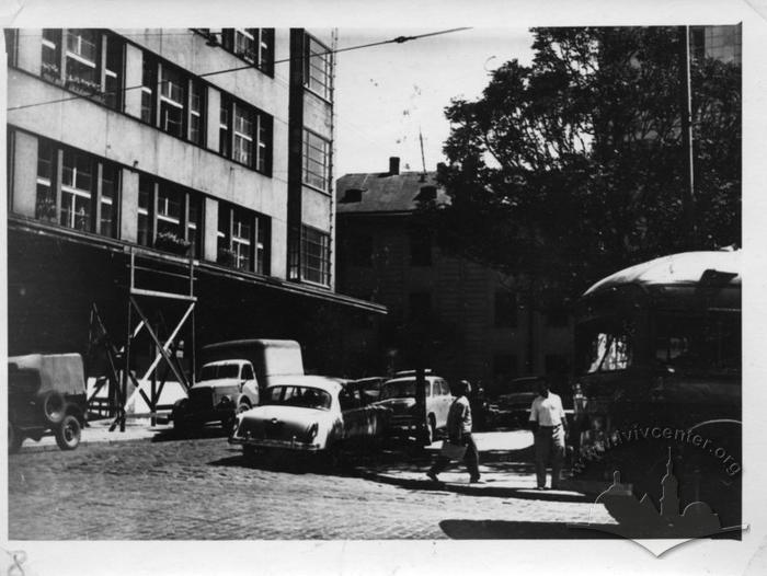 Trolleybus on Shevchenka avenue near the Trade Unions house 2