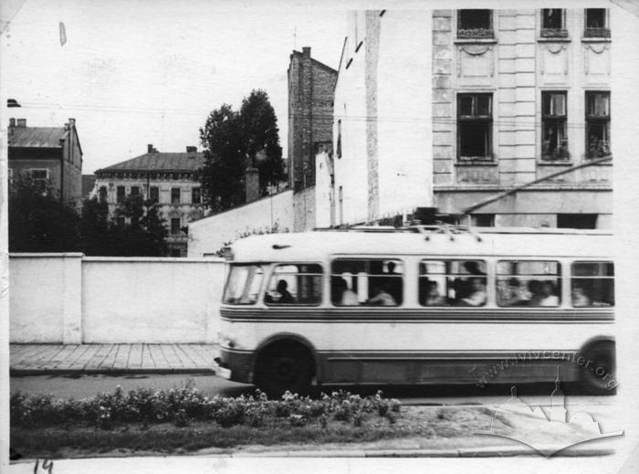 Тролейбус на вулиці 700-річчя Львова 2