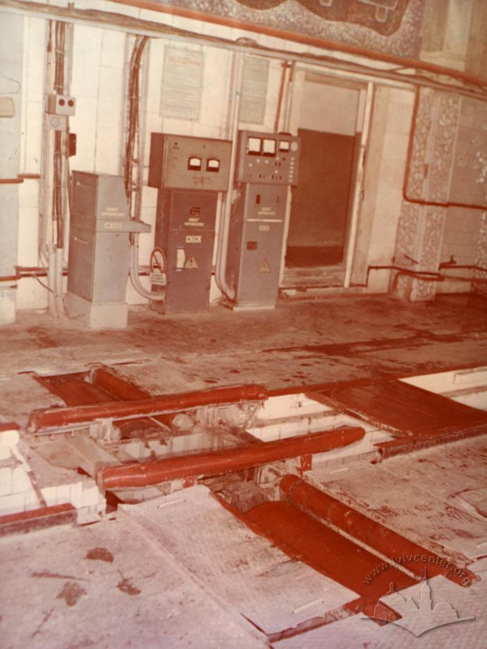 Fragment of work space intended for inspection and  reparation of a tolleybus 2