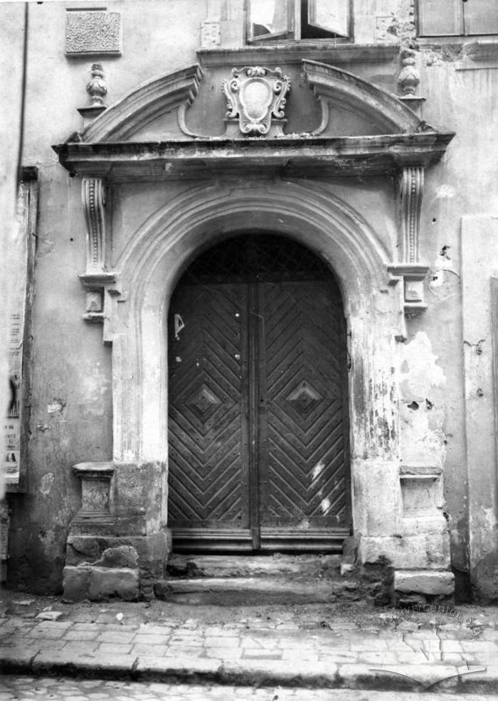 Portal of the old building on Bliakharska St., 19 2