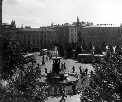 Вид на новозбудований фонтан на площі А. Міцкевича