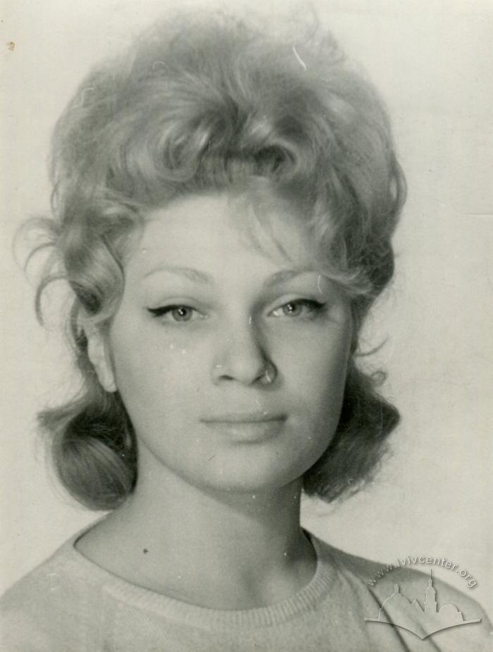 Typical fashionable hairstyle and makeup in the early 1960s 2
