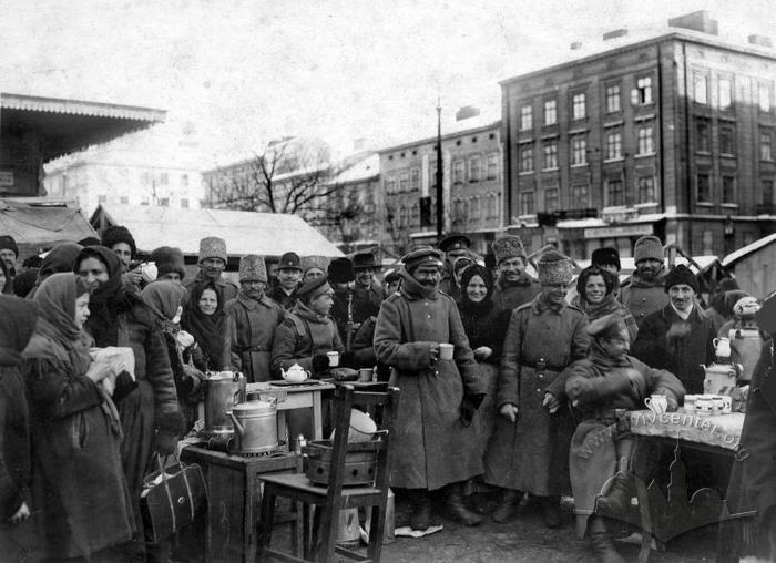 Російські вояки на Краківському ринку 2