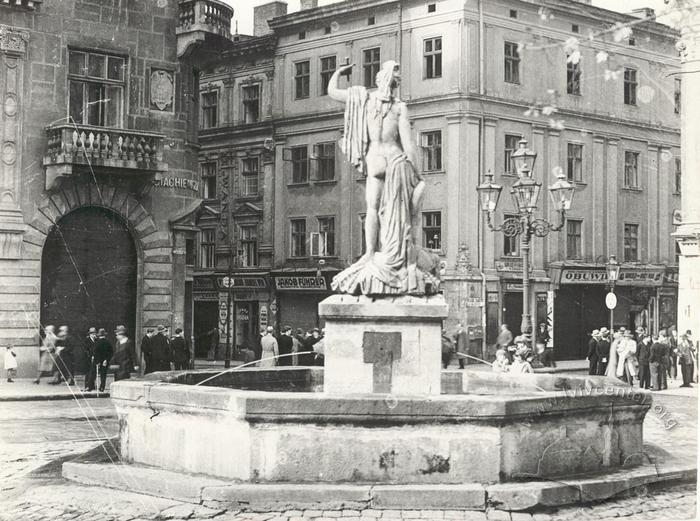 Fountain with Sculpture of Amfitrita 2