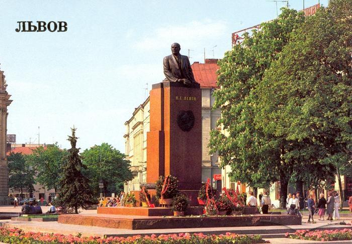 Monument to V. I. Lenin 2