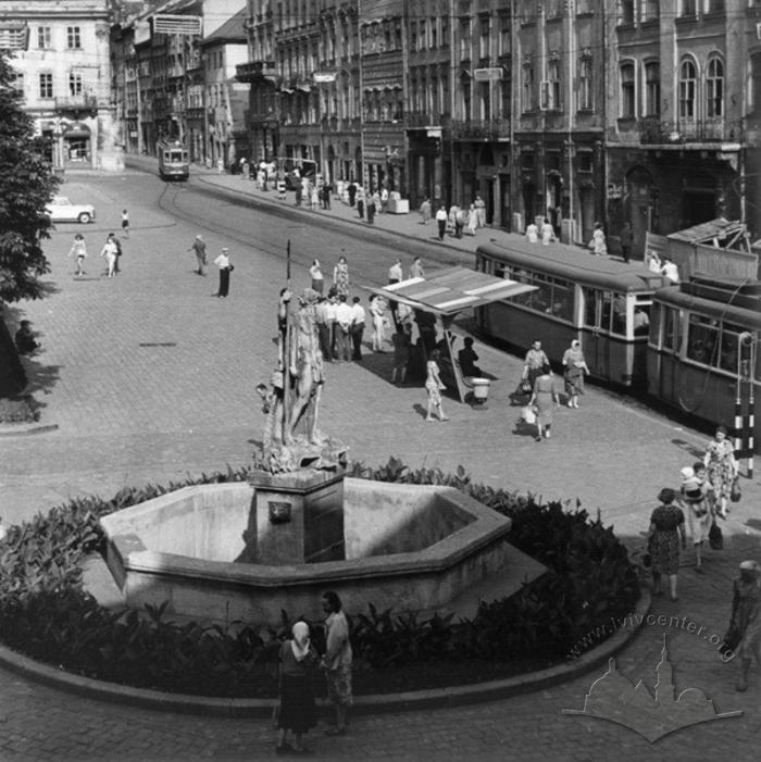 Rynok square and a fountain with sculpture of Neptune 2
