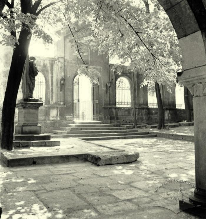 Південне подвір’я Вірменської церкви 2