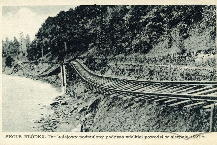 Підмулене залізничне полотно під час великої повені в серпні 1927 р. 1