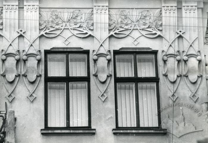 Декор фасаду - Вулиця Бандери 2