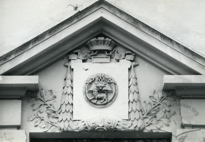 Decor of the main entrance of the Lviv Academic Gymnasium - 14 Bandery Street 2