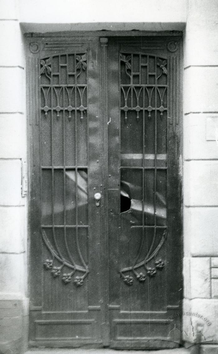 Entrance to the building at Bandery Street 2