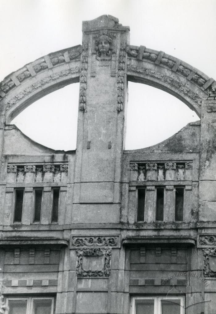 Декор фасаду з маскароном- Вулиця Бандери, 39-41 2