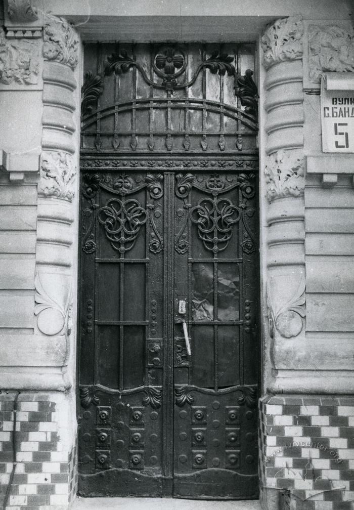 Entrance to the building at 51 Bandery Street  2