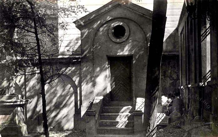 Armenian church courtyard 2