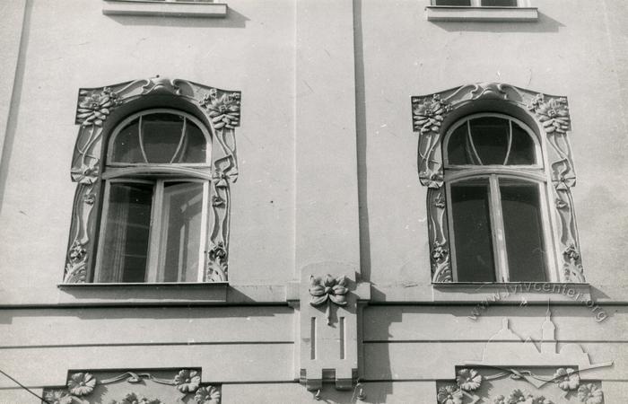 Building at 6 Chaikovskoho st. Windows on the façade    2