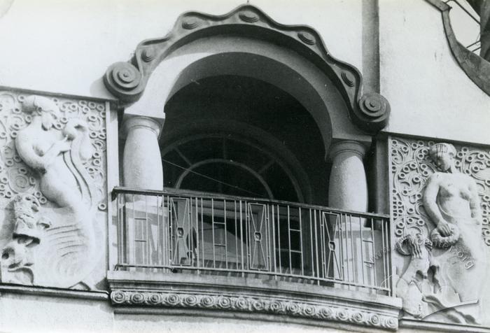 Balcony and decor of the facade at 24 Bandery Street 2