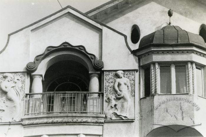 Фрагмент фасаду будинку - Вулиця Бандери, 24 2