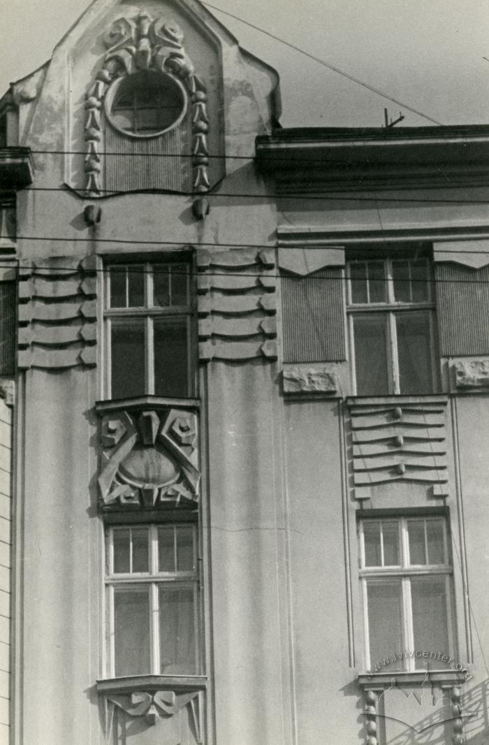 Фрагмент фасаду - вулиця Бандери, 6  2