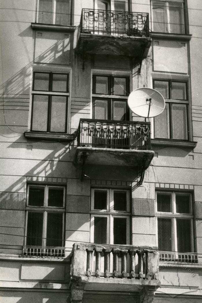 Building at 4 Bandery st. Balconies 1