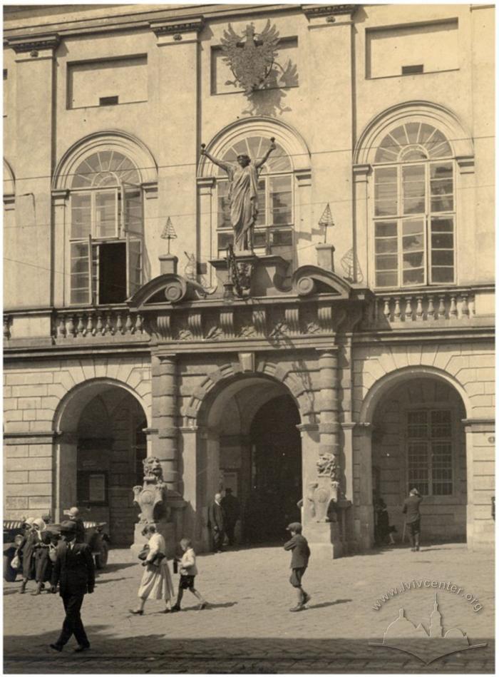 Main entrance to the city hall 2