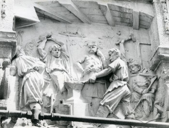 Building at 5 Horskoii st. Bas-relief 2