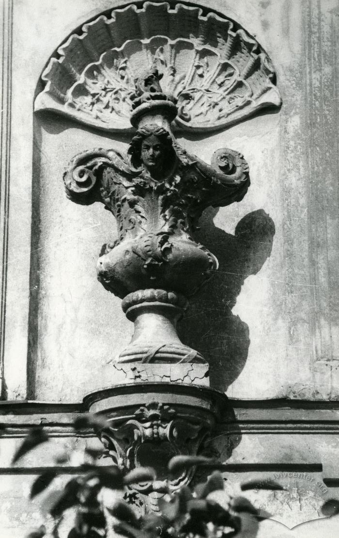 Building at 58 Khmelnytskoho st. Decorative vase 2