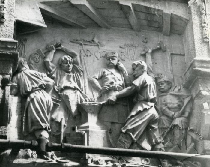 Building at 5 Horskoii st. Bas-relief 2