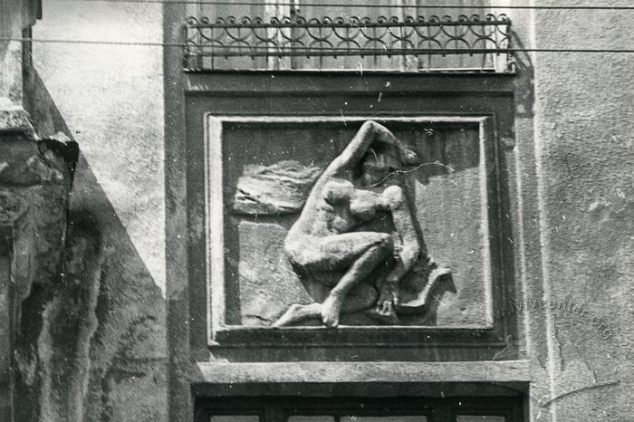 Building at 5 Khmelnytskoho st. Bas-relief of female nude 2