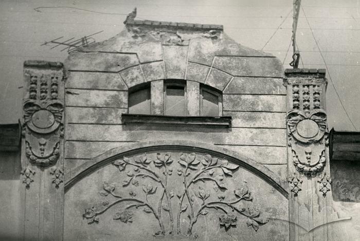 Khmelnytskoho st. Side gable  2