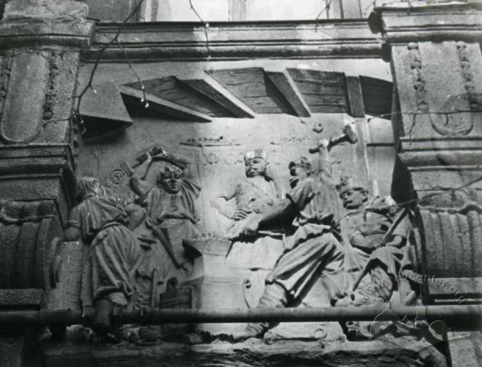 Building at 5 Horskoii st. Bas-relief 2