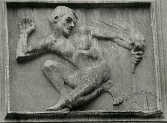 Building at 5 Khmelnytskoho st. Bas-relief of male nude 2
