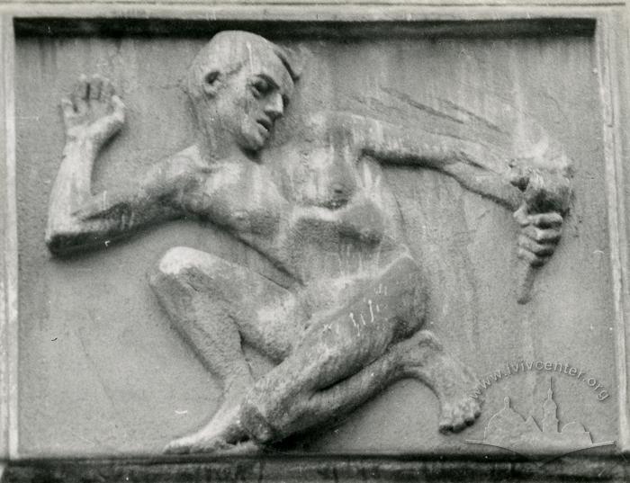 Building at 5 Khmelnytskoho st. Bas-relief of male nude 2