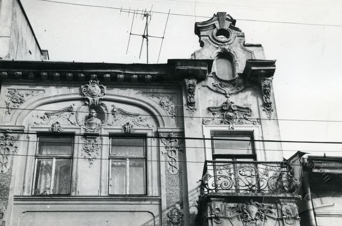 Fragment of the façade at 11 Doroshenka st.  2