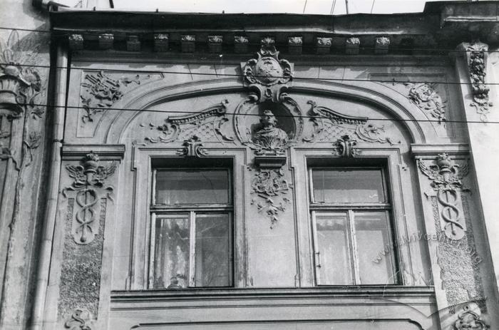 Fragment of the façade at 11 Doroshenka st. with Chopin bust 2