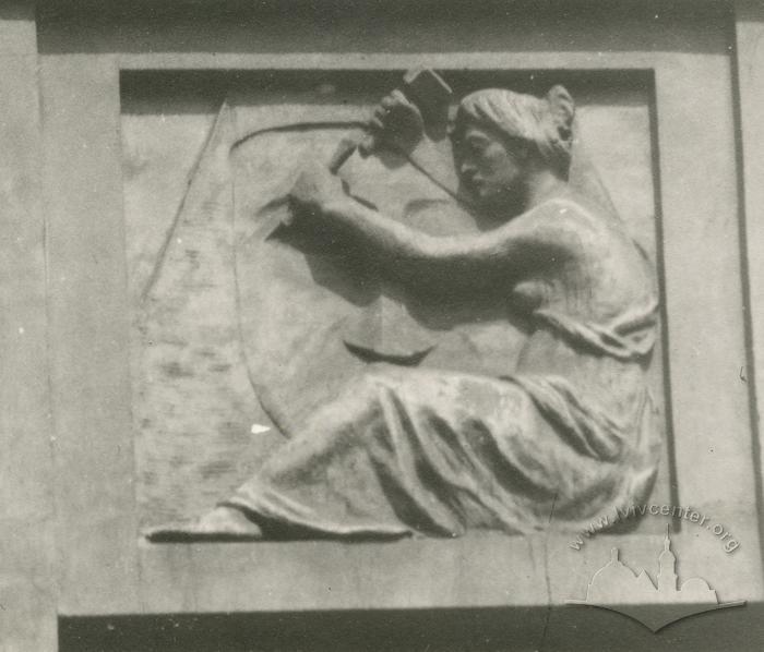 Building at Khmelnytskoho st. Bas-relief of female 2