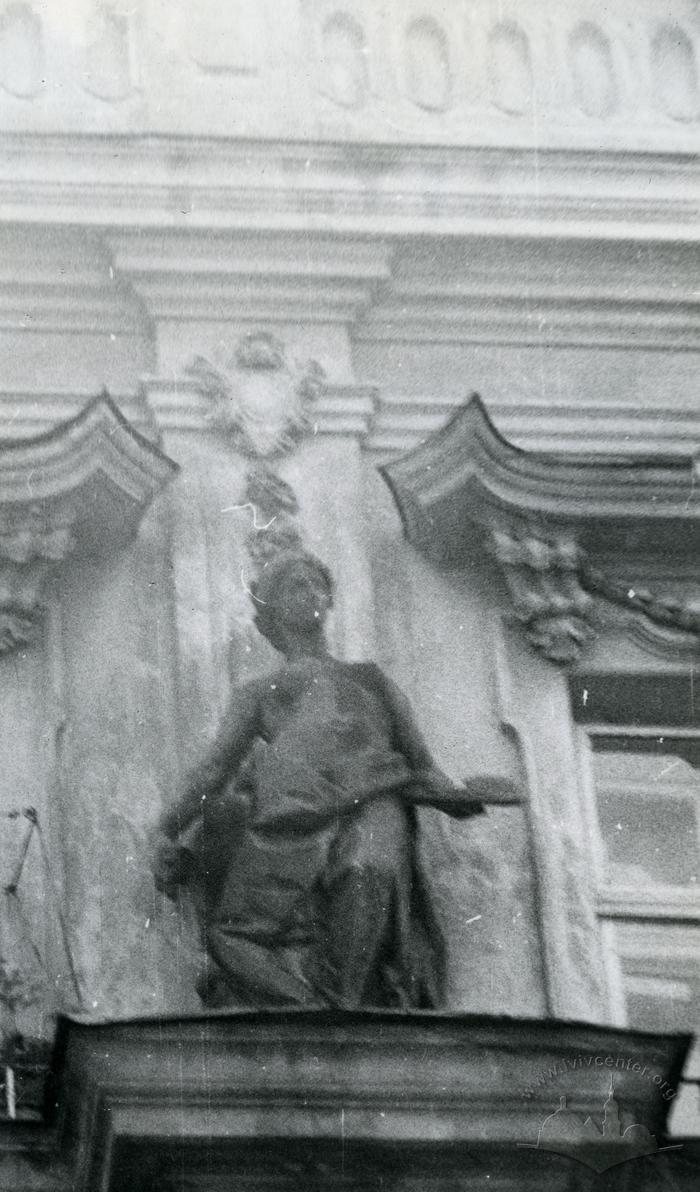 Алегорична скульптура на вул. Дорошенка, 19  2
