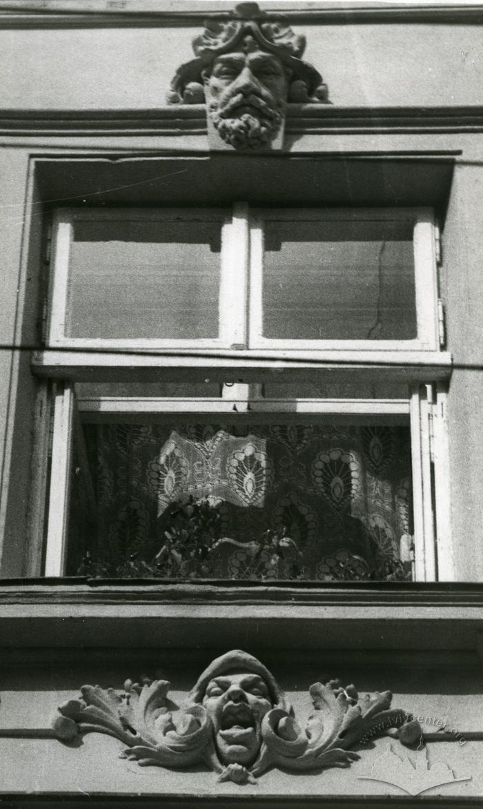 Window on the buiding façade at 8 Kobylianskoi St. 2