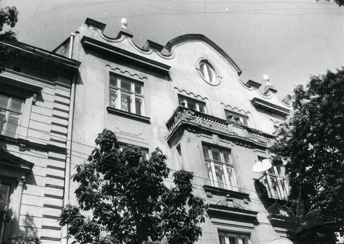 Fragment of a façade at 8 Drahomanova st.  2