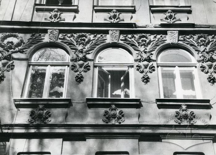 Fragment of the buiding façade at 4 Kobylianskoi St.  2