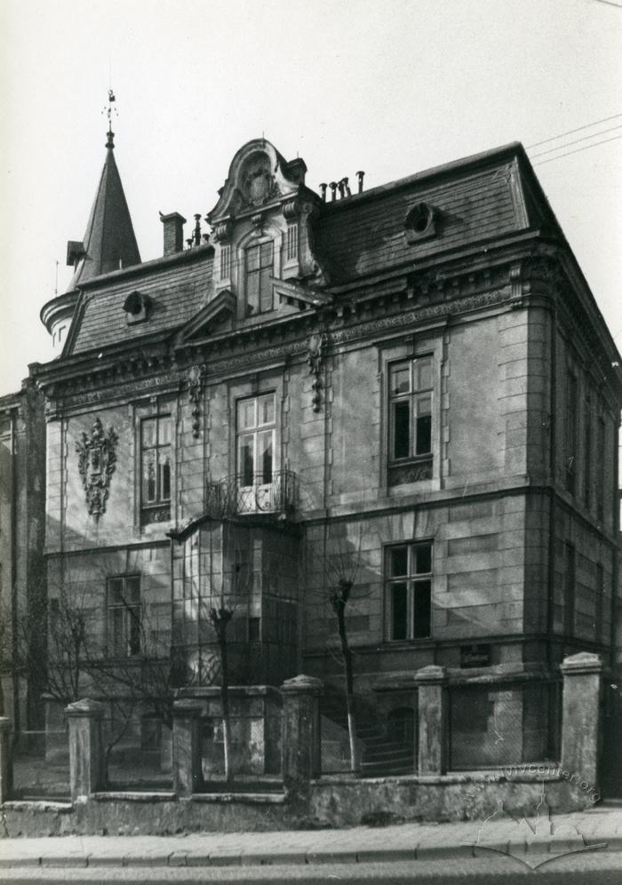 Building at 6 Verbyts'koho St.  2