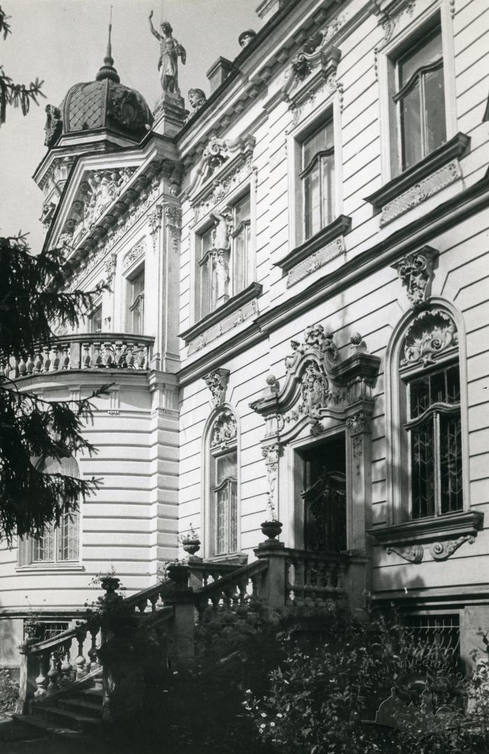 National Museum building (former Dunikowski villa) at 42 Drahomanova st.  2