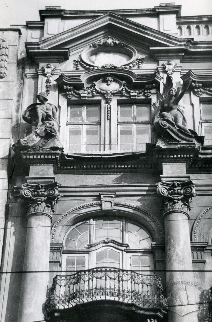 Building at 19 Doroshenka st. Fragment of the façade decor  2